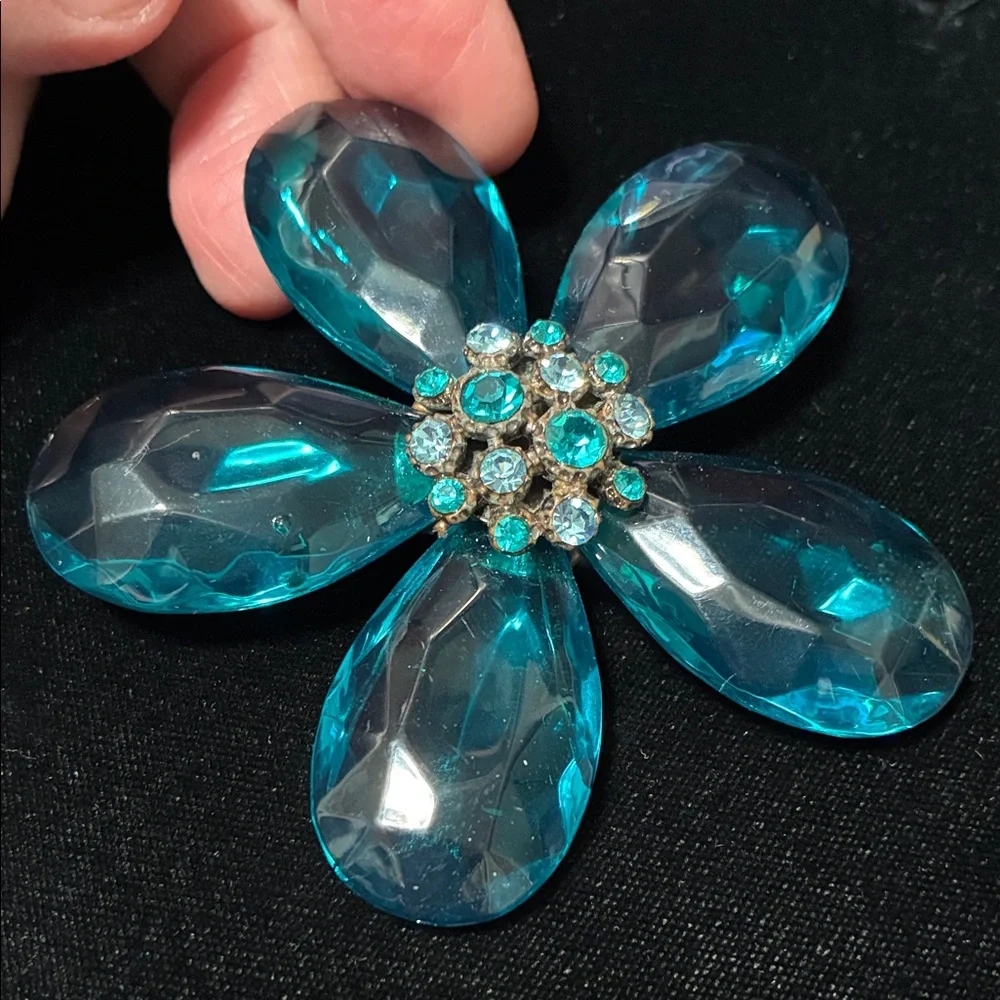 Elegant vintage Blue Floral crystal Brooch